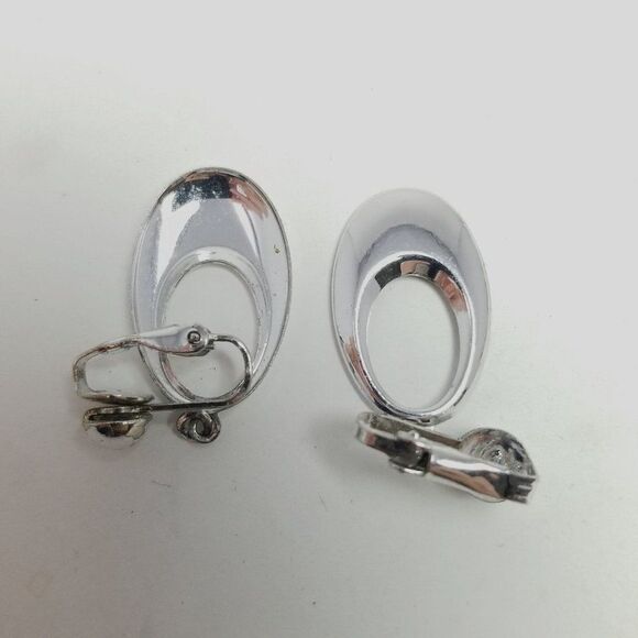 Vintage Silver Tone Dangle Clip on earring, Oval Shape, Retro Design, Estate - Picture 3 of 6